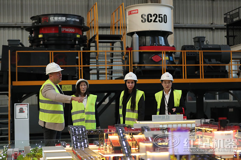 客戶來廠考察破碎設(shè)備 客戶來廠考察破碎設(shè)備