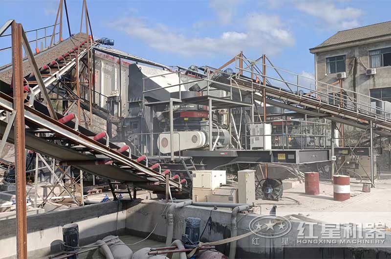 移動圓錐式破碎機現(xiàn)場 移動圓錐式破碎機現(xiàn)場