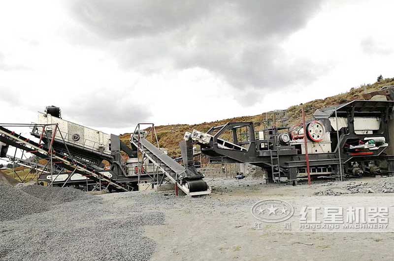 一小時(shí)處理一百方的花崗巖移動(dòng)定碎石機(jī)現(xiàn)場(chǎng) 一小時(shí)處理一百方的花崗巖移動(dòng)定碎石機(jī)現(xiàn)場(chǎng)